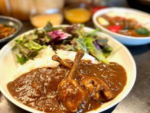 恐竜をテーマに、骨付き肉入りのその名も「肉食カレー」をご用意♪