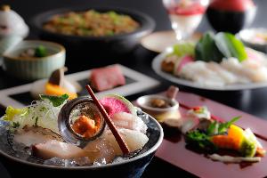 ■ 【ヴィラ楽園】料理イメージ。島の海の幸・山里の幸をちりばめたコース料理を