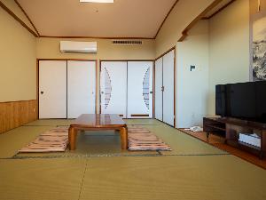 【本館】和室8畳　窓を背
