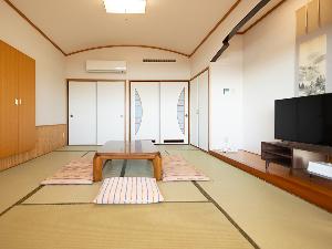 【本館】和室10畳　窓を背