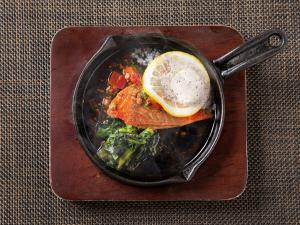 【青函市場・朝食一例】朝食も好評の実演コーナー。サーモンのムニエルを出来立てで。（季節により変更有）