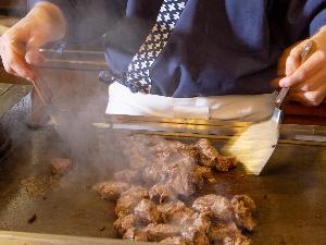 香り×音の演出がたまらない「豊後牛ステーキ」