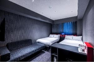 【スタンダードツイン】 ■ 広さ 20平米 ■ ベッド幅 110cm×2台 ■ ユニットバス ■ 全室無料Wifi ■ 枕元コンセント（USBポートもあり） ■定員2名