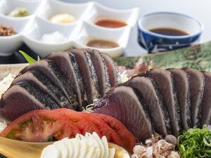【鰹のタタキ味比べ】高知といえばやっぱり鰹のタタキでしょっ！春の初鰹はさっぱりとして最高に旨い！
