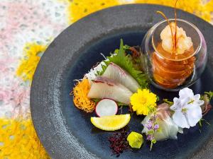 【御造里】本日の新鮮な旬魚を使用した料理長厳選のお造り三種盛り。独創的な味わいと鮮度にこだわります