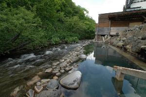 混浴大露天風呂広々とした岩造りの露天風呂、川の流れを横目にダイナミックにお楽しみください。