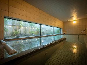 【大浴場・準天然温泉「松島・嵯峨の湯」】窓の外の日本庭園を眺めながらゆったりとお寛ぎください。