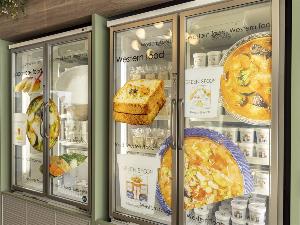 和食または洋食をお選び頂き、 お好きな時間にお部屋の電子レンジで温めお召し上がり頂くスタイルです。