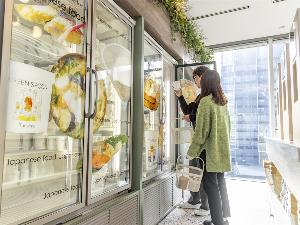 和食または洋食をお選び頂き、 お好きな時間にお部屋の電子レンジで温めお召し上がり頂くスタイルです。