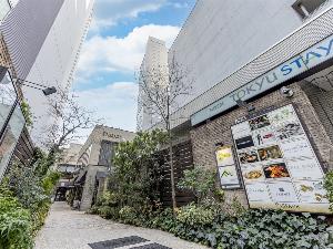 【パサージュ青山】店舗は吹き抜け部分を囲むように並んでいます。