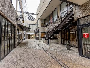 【パサージュ青山】店舗は吹き抜け部分を囲むように並んでいます。