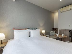 【プレミアダブル】ダブルベッド×1台（ベッド幅160cm）/21平米/全室洗濯乾燥機・電子レンジ完備