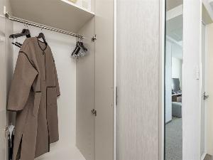 【プレミアツイン】シングルベッド×2台（ベッド幅120cm）/28平米/全室洗濯乾燥機・電子レンジ完備