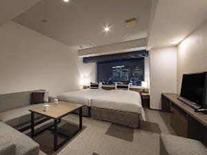 【プレミアツイン】シングルベッド×2台（ベッド幅120cm）/28平米/全室洗濯乾燥機・電子レンジ完備