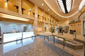 館内｜天井の高い開放感のあるロビー