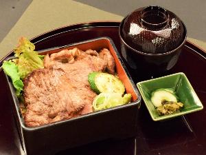 ルームサービスで提供されるステーキ重です。
