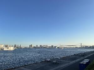 3階のデッキから見た東京湾の景色です。レインボーブリッジもご覧いただけます。