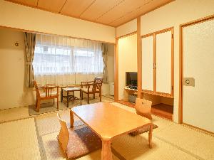 景色は望めませんがリーズナブルにご利用いただける「町側和室」