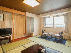 間近に海を体感できる「海側和室」