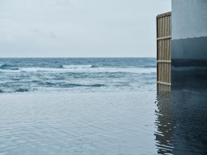 露天風呂では海と湯船が一体化し大海に溶け込むような感覚に。