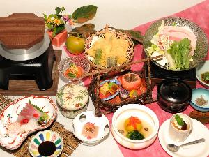 お食事一例：菊池の名水を使用した会席料理。季節や仕入れ等により内容も変わるので季節毎のお愉しみです。