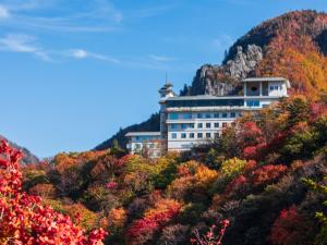 【外観（秋）】紅葉に包まれた秋の朝陽亭