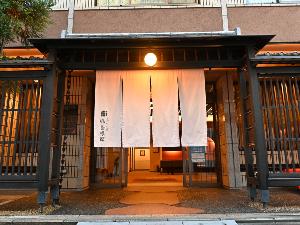 外観／京都駅より地下鉄で2駅。最寄駅の四条駅13番出口から徒歩5分。錦市場へは徒歩2分の好立地！