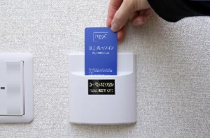 省エネスイッチ　※お部屋にはいったら、こちらにルームキーをお入れください。（テレビや電気などがつきません）