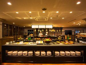 【ブラッスリーミリーラ・フォーレ】朝食バイキングは朝日の差し込むスラッスリー（レストラン）で<BR>※1/5〜16は別会場でのご案内となります