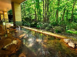 【大自然の湯「川の囁き」】湯あみをしながら森林浴もお楽しみいただけます