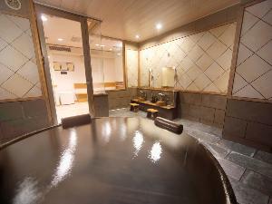 【貸切風呂　ゆーから】洗い場と脱衣所もあり、気兼ねなく温泉を楽しめます