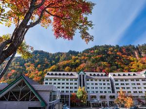 秋には鮮やかな紅葉に彩られます