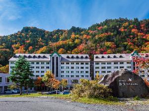 鮮やかな木々に囲まれた山岳リゾートホテル