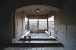 箱庭の眺めが心地よい桧風呂