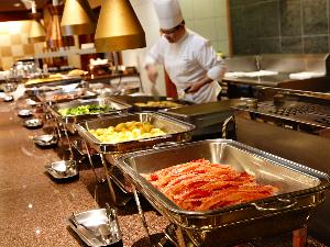 和・洋の約30種が並ぶ朝食バイキング。シェフが目の前で焼く、あつあつのフレンチトーストが人気♪
