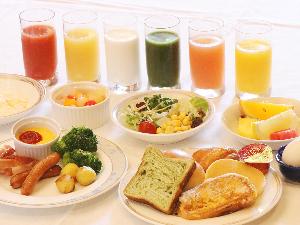 和洋約30種のお料理が並ぶ朝食バイキング。濃厚な飛騨のフルーツジュースなどドリンクも充実☆