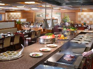 【ダイニング「常磐」】和・洋の厨房を備え付けたダイニング