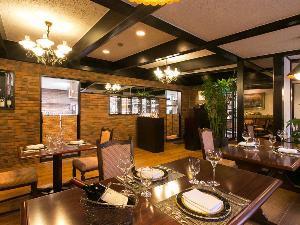 【欧風レストラン「バーデンバーデン」】レンガ調のシックで落ち着いた店内
