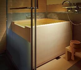 【新江戸シングル】ヒノキのお風呂（一例）／部屋いっぱいに広がるヒノキの香りと、まろやかな手触りをお愉しみください。