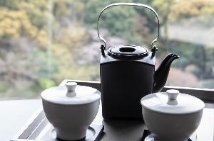 【エグゼクティブハウス 禅】こだわりの茶器（一例）／選りすぐりのお茶類を淹れて、優雅なティータイムを。