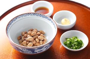 【SATSUKI／新・最強の朝食】ホテルオリジナルの納豆／日本名水百選に選ばれた栃木県佐野市の水と国産大粒大豆を用い、職人が「健康と発酵」をテーマに手作りで仕上げました。