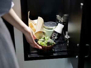 朝食はデリバリーボックスで受け取ります。