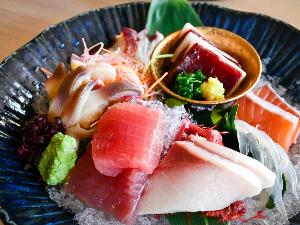 春の会席～銀河～。メインはほっき貝などの旬の魚介たっぷりの「お造り盛り」