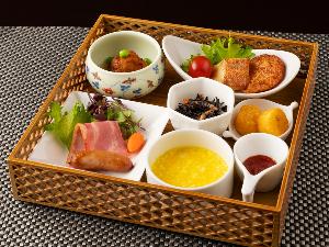和洋いいとこどりのメインBOX（ご飯やパンなどはブッフェ形式となります）