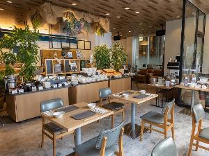 朝食会場「アルカモン」 朝日が差し込む緑豊かなガーデンに囲まれた落ち着いた空間