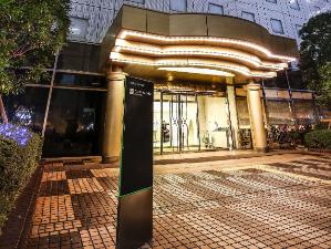 【外観】ホテル玄関　大崎駅改札口からすぐなので、荷物が多い方、お子様とご一緒の方も安心です。