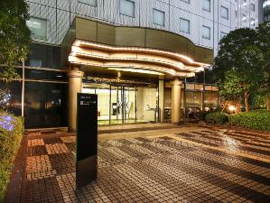 【外観】ホテル玄関　大崎駅改札口からすぐなので、荷物が多い方、お子様とご一緒の方も安心です。