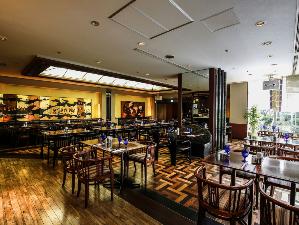 【舟茶屋】昼間は光が差し込み明るい店内　季節で替わるおすすめや限定メニューもお試しください。
