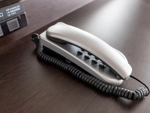 内線9番にてフロントへと電話がつながります。外線電話のご利用は有料です。