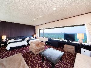 ファミリーデラックス洋室　ベッド２台とソファベッド２台の客室です。